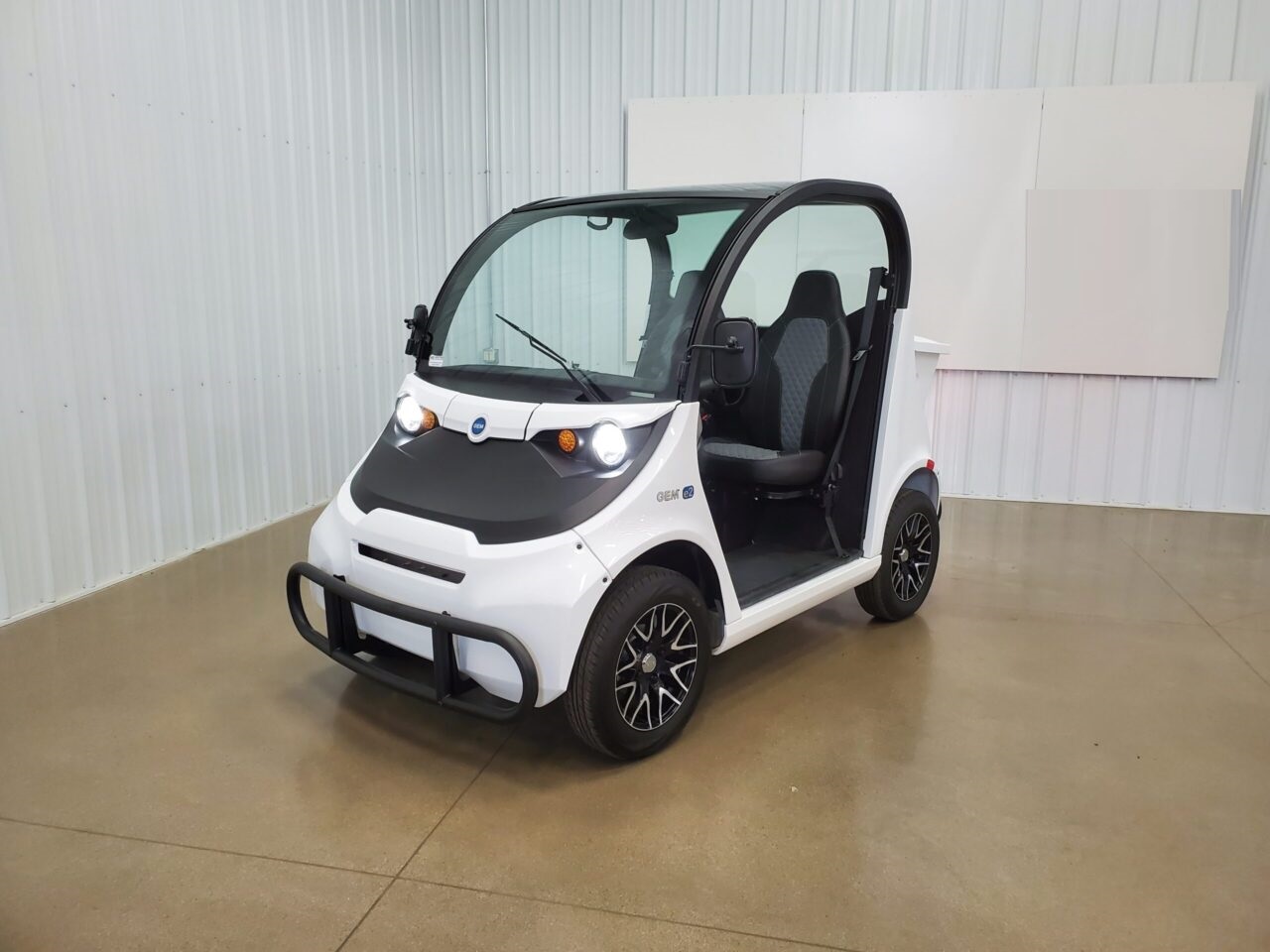 2022 Gem E2 Agm Electric Vehicle Commercial Golf Cart Lsv, White For Sale